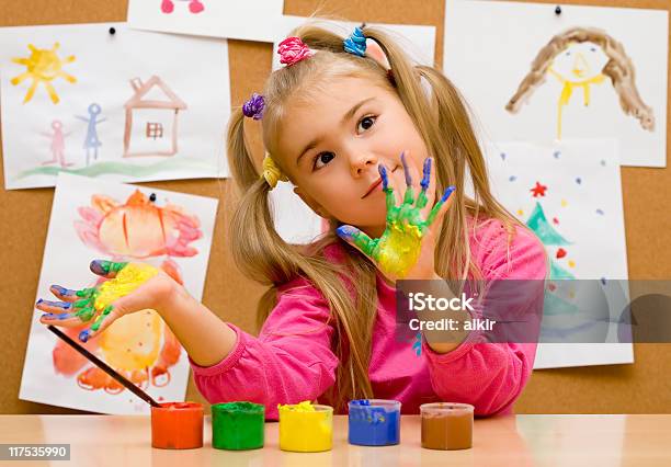 Zeichnungunterricht Stockfoto und mehr Bilder von Kind - Kind, Menschliches Gesicht, Mädchen