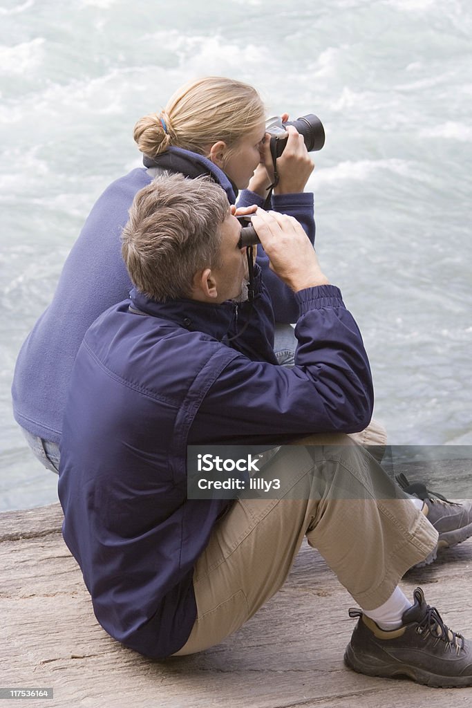 Padre e figlia guardando la corsa di salmone Fiume Fraser - Foto stock royalty-free di Binocolo