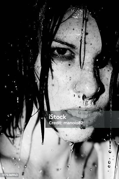 Ragazza Sottacqua - Fotografie stock e altre immagini di Adulto - Adulto, Adulto di mezza età, Bagnato