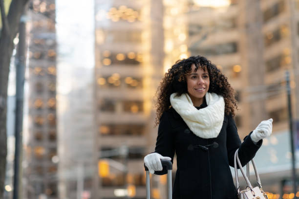 女性は冬に街を訪れる - taxi city life toronto ontario ストックフォトと画像