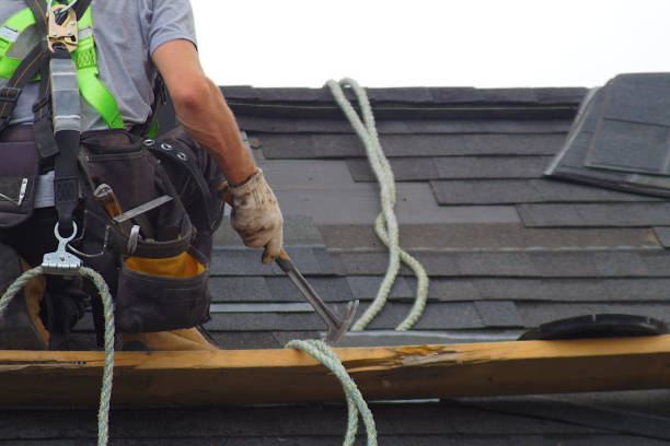 dachreparatur bauarbeiter dachdecker mann dach sicherheitsseil - dachschindel stock-fotos und bilder