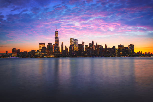 manhattan en el centro de la ciudad - lower manhattan skyline new york city city fotografías e imágenes de stock