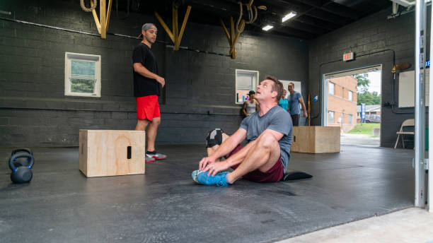 l'athlète débutant faisant l'exercice de sit-ups dans la gymnastique - athlete push ups muscular build female photos et images de collection