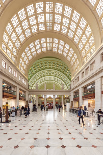 inside union station in capital city, arches architecture in main hall, wahington d.c., usa - vertical washington dc usa station imagens e fotografias de stock