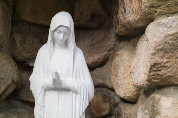 uma estátua de oração da virgem maria - gloria maria - fotografias e filmes do acervo