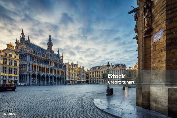 Foto de Praça Grand Place Em Bruxelas Bélgica e mais fotos de stock de Região de Bruxelas-Capital - Região de Bruxelas-Capital, Cidade de Bruxelas, Bélgica