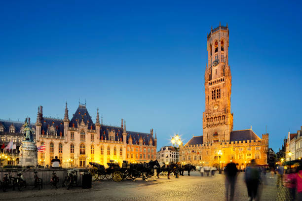 plaza grote markt en brujas, bélgica - bruges town hall fotografías e imágenes de stock