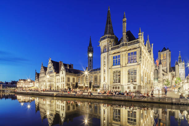 vieux bâtiments sur le port de graslei, gand, belgique - flanders bruges dusk building exterior photos et images de collection