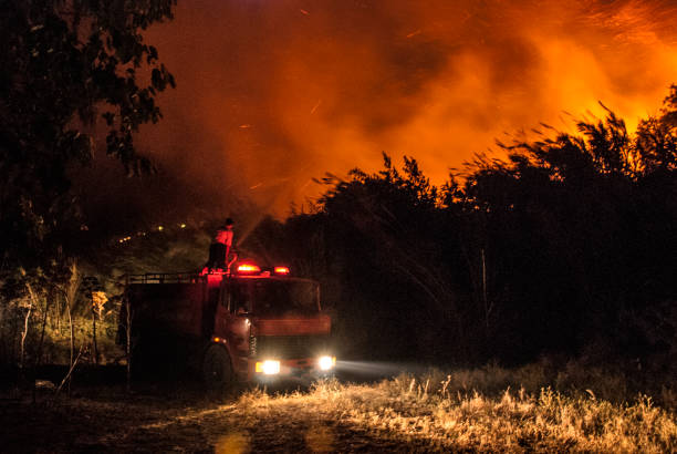 service des incendies et des incendies de forêt - fireball orange flame burnt photos et images de collection