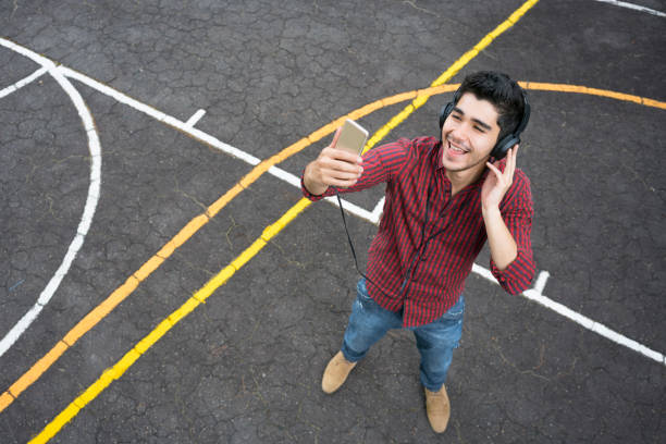 teen nahrávání videa s jeho mobilním telefonem - překonávání protivenství fotky - stock snímky, obrázky a fotky