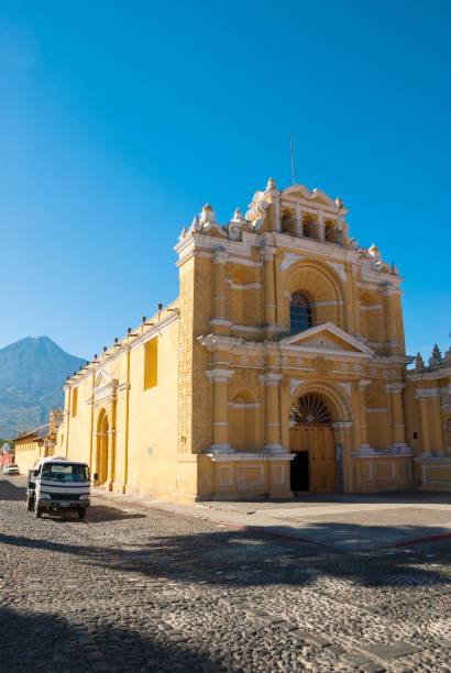 chiesa di san pedro e le opere sociali del santo fratello pietro. la antigua guatemala. - editorial central america guatemala antigua foto e immagini stock