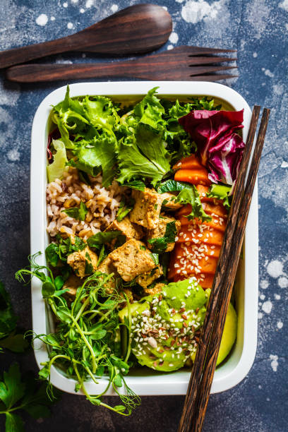 lunchbox mit gesundem veganem essen. bento-box mit reis, süßkartoffel, tofu und gemüse. - bento box lunch healthy lifestyle stock-fotos und bilder