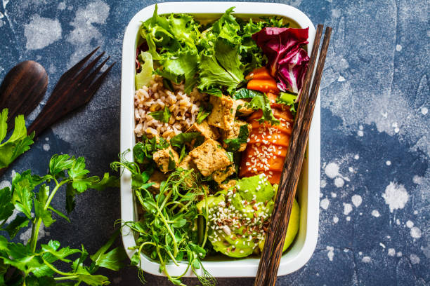 pudełko na lunch ze zdrowym wegańskim jedzeniem. pole bento z ryżem, słodkimi ziemniakami, tofu i warzywami. - bento box lunch healthy lifestyle zdjęcia i obrazy z banku zdjęć