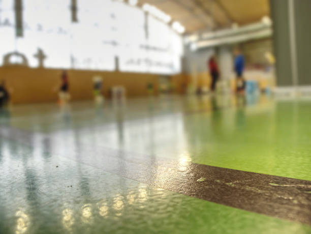 pavimento verde dettagliato in una palestra scolastica, giocatori fuori fuoco - costole corte foto e immagini stock