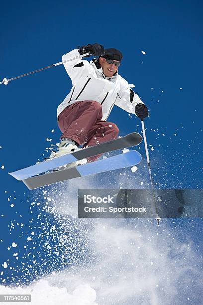 Photo libre de droit de Homme Ski Sur Neige Contre Le Ciel Bleu banque d'images et plus d'images libres de droit de Activité de loisirs - Activité de loisirs, Adulte, Agression