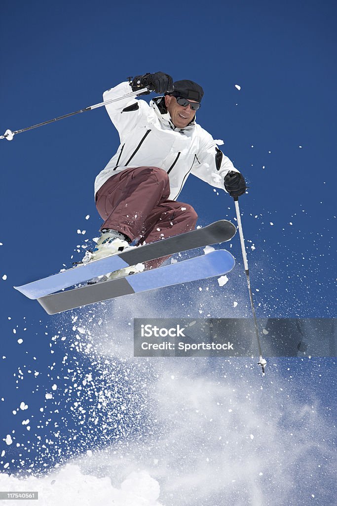 Человек, катание на лыжах на фоне голубого неба. - Стоковые фото Агрессия роялти-фри