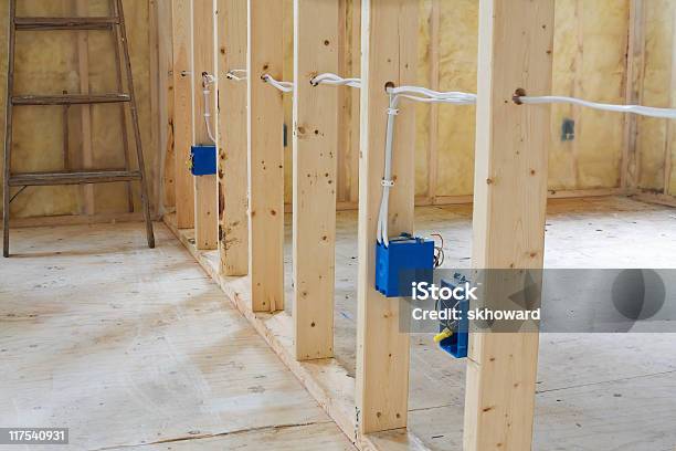 Elektrische Verkabelung Durch Nieten Stockfoto und mehr Bilder von Stromkabel - Stromkabel, Wohngebäude, Kabel