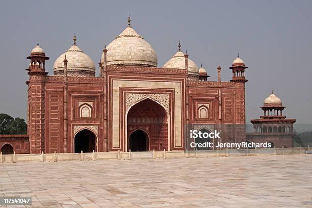 Foto de Mesquita No Taj Mahal e mais fotos de stock de Agra - Agra, Arquitetura, Balaustrada