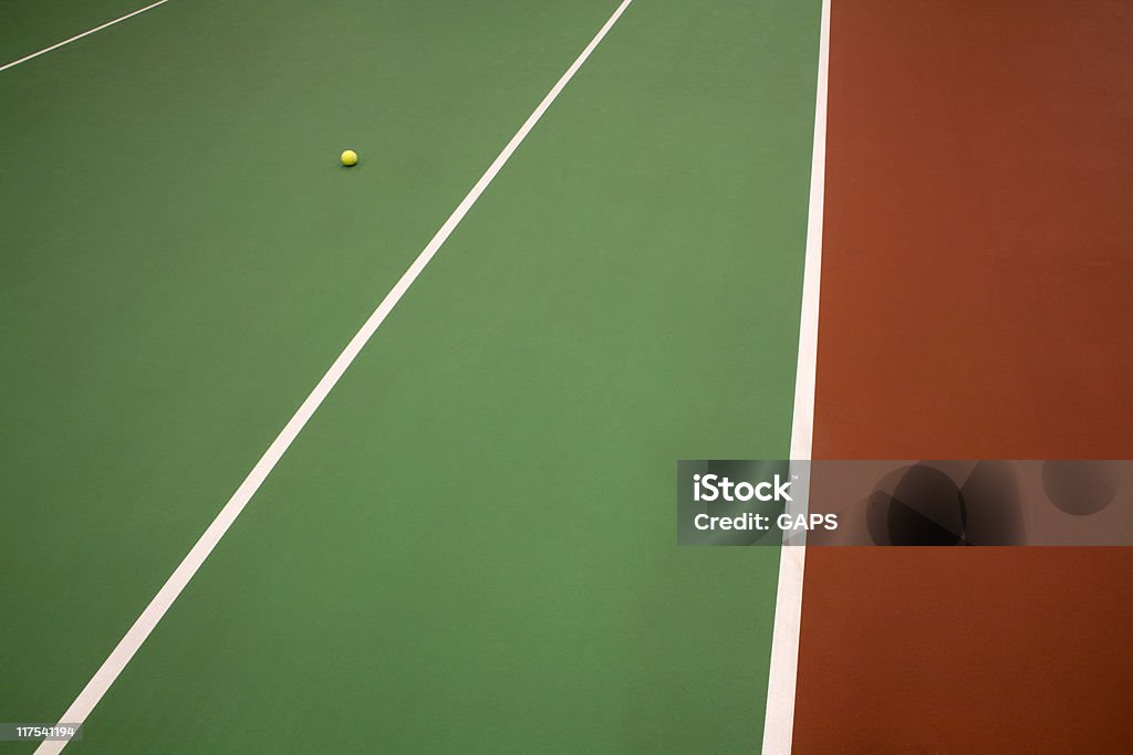 Giallo palla da tennis su un campo coperto - Foto stock royalty-free di Ambientazione interna