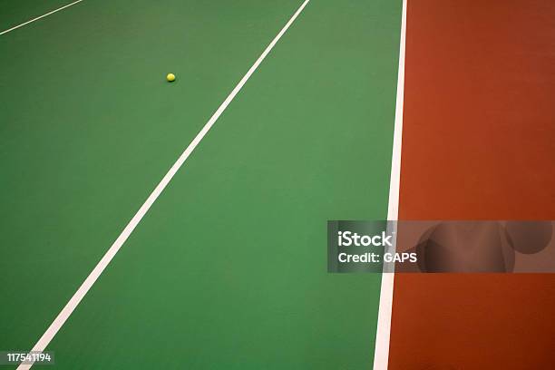 Giallo Palla Da Tennis Su Un Campo Coperto - Fotografie stock e altre immagini di Ambientazione interna - Ambientazione interna, Campo sportivo, Composizione orizzontale