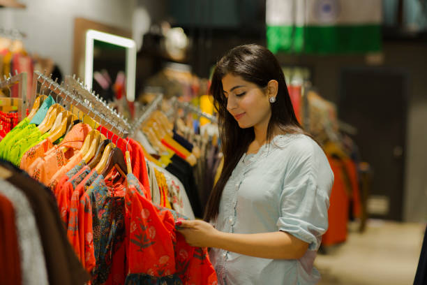 mujer comprando ropa en los grandes almacenes. foto de archivo - subcontinente indio fotografías e imágenes de stock
