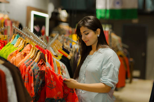 donna che compra vestiti al grande magazzino. immagine - etnia del subcontinente indiano foto e immagini stock