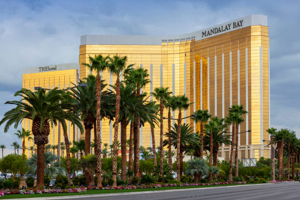 mandalay bay hotel and casino sulla strip a las vegas - las vegas metropolitan area the las vegas strip casino sign foto e immagini stock