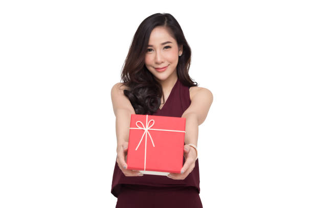 흰색 배경에 고립 된 빨간 선물 상자와 행복 한 아름 다운 아시아 여자 미소. 사랑에 십대 소녀, 연인으로부터 선물을받고. 새해, 크리스마스와 발렌타인 데이 개념 - suitor 뉴스 사진 이미지
