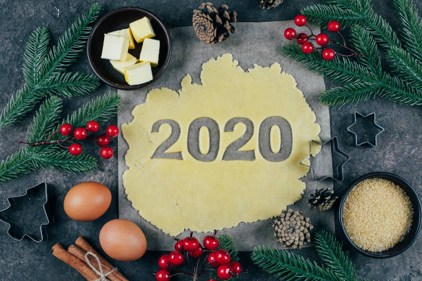 weihnachten bäckerei konzept. lebkuchen rohteig für weihnachtsplätzchen. frohes neues jahr 2020. ansicht von oben, flach liegend - dieting cookie food number stock-fotos und bilder