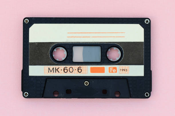 vieille cassette audio sur un fond rose. vue du haut, vieux concept de technologie - aging process audio photos et images de collection