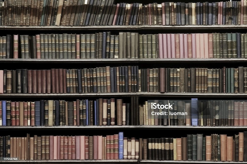 Muy antiguos libros - Foto de stock de Estantería de libros libre de derechos