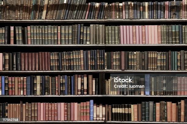 Muy Antiguos Libros Foto de stock y más banco de imágenes de Estantería de libros - Estantería de libros, Biblioteca, Viejo