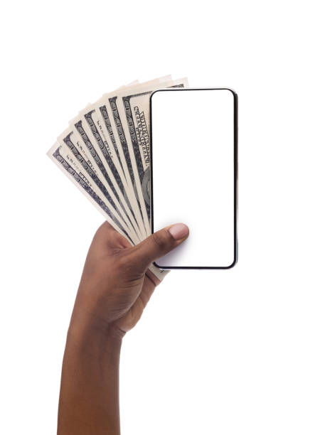 kobieta trzymająca za rękę pusty telefon komórkowy i banknoty usd - bill mobile phone smart phone currency zdjęcia i obrazy z banku zdjęć