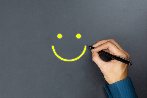 Conceptual the customer responded to the survey. The client using pen write happy face smile icon on blackboard. Depicts that customer is very satisfied. Service experience and satisfaction concept. conceptual el cliente respondió a la encuesta. el cliente que utiliza el lápiz escribir el icono de sonrisa de la cara feliz en la pizarra. representa que el cliente está muy satisfecho. experiencia de servicio y concepto de satisfacción.