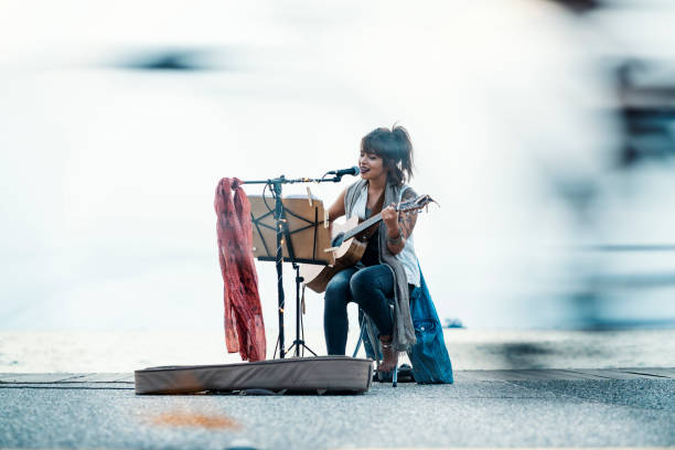 straßenmusiker - street musician stock-fotos und bilder