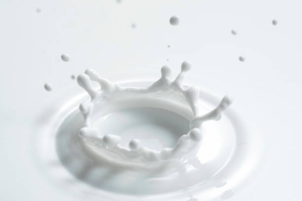 Water drops Crown seen in the moment when milk falls splash crown stock pictures, royalty-free photos & images