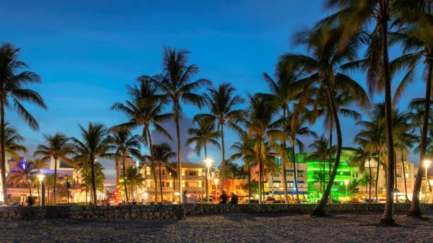 miami beach, floride hôtels et restaurants la nuit - ocean drive south beach night miami beach photos et images de collection