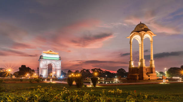 zachód słońca z bramą indii - india gate delhi new delhi zdjęcia i obrazy z banku zdjęć