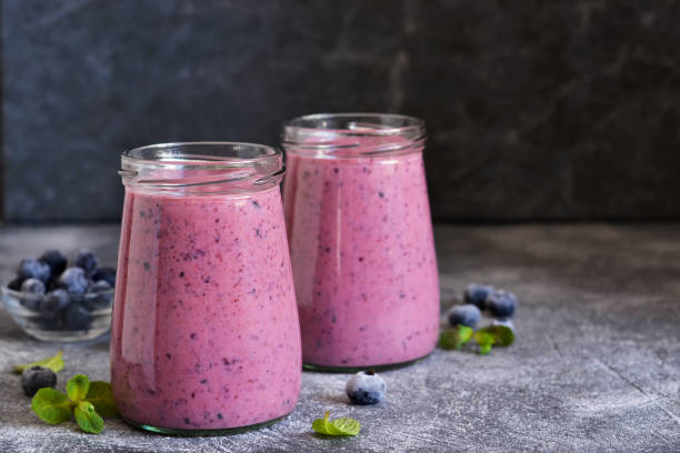 부엌 테이블에 블루 베리와 보라색 스무디. 해독 메뉴. - healthy lifestyle cranberry healthy eating milk shake 뉴스 사진 이미지