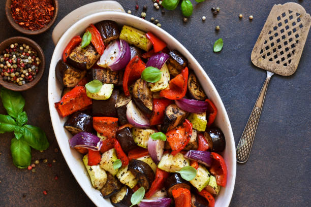 verdure arrosto al forno: zucchine, melanzane, pomodori, paprika. ratatouille è un piatto rustico di verdure. - grilled vegetable eggplant zucchini foto e immagini stock