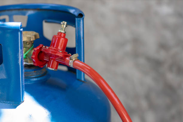 regulador de presión oxidada y válvula de funcionamiento de los tanques de gas de cocción. lpg. - cilindro fotos fotografías e imágenes de stock