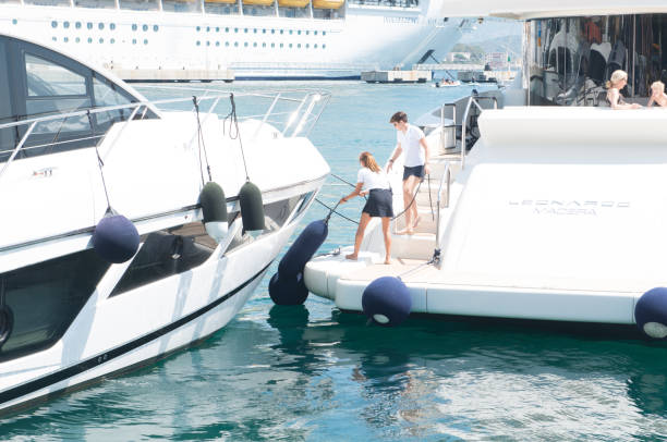 equipaggio di super yacht che lavora sul ponte - virata di bordo foto e immagini stock