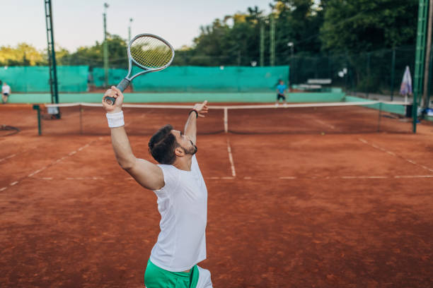 человек теннисист выступающей - tennis serving men court стоковые фото и изображения