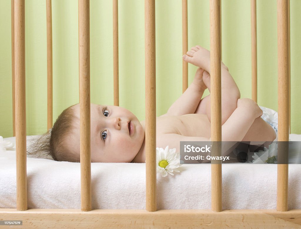 Bambina in una culla - Foto stock royalty-free di Affettuoso