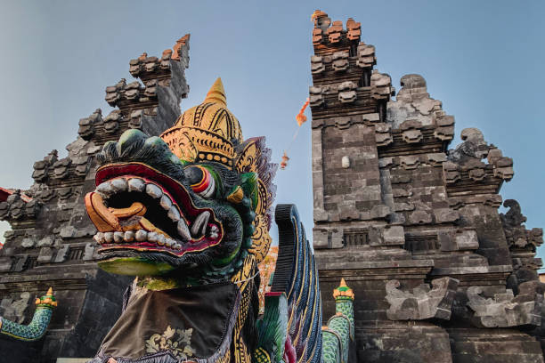 maestosa porta del tempio di tanah lot, bali indoensia - travel destinations bali tanah lot temple foto e immagini stock