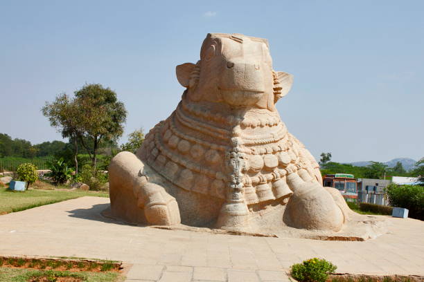 grande touro monolítico do nandi do granito, lepakshi, distrito de anantapur, andhra pradesh, india - nandi - fotografias e filmes do acervo