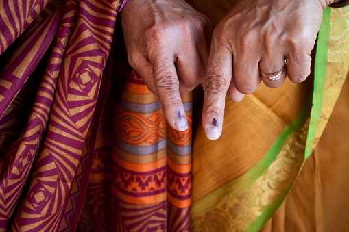 Viejas mujeres indias mostrando la marca de tinta en sus dedos después de votar, Karnataka, India photo