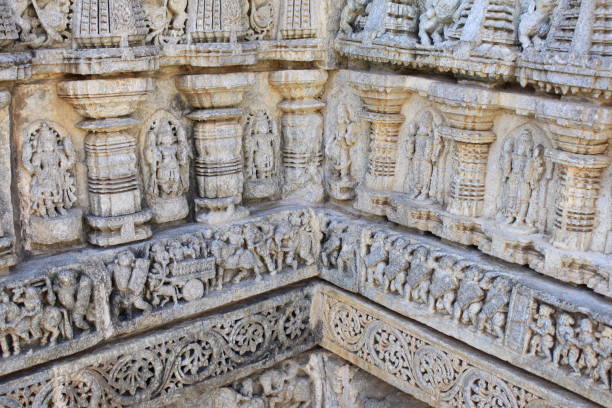 인도 카르나타카의 첸나케사바 사원, 호이살라 건축, 소만스푸르, 카르나타카의 신사 벽에서 두 개의 코너 벽이 서로 만나는 돌 조각을 가까이서 볼 수 있습니다. - somnathpur 뉴스 사진 이미지
