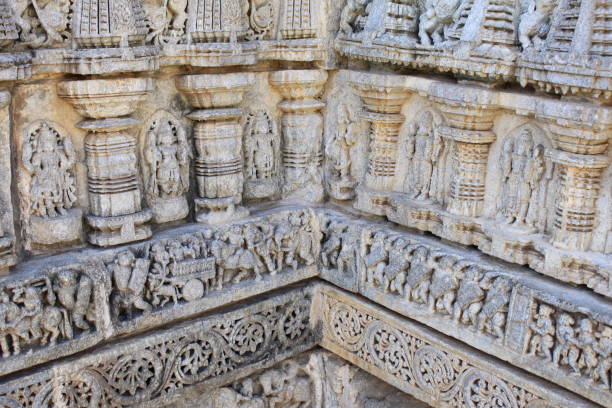 close up of stone carvings where two corner wall meet each other on the shrine wall at chennakesava temple, hoysala architecture, somanthpur, karnataka, india. - somnathpur imagens e fotografias de stock