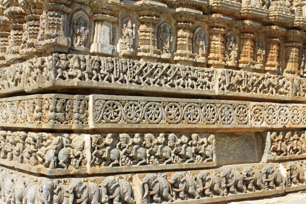 primo piano del rilievo del muro, fregio modellante con intaglio dettagliato in pietra raffigurante storie mitologiche. tempio di chennakesava, architettura hoysala, somanathpur, karnataka, india - somnathpur foto e immagini stock